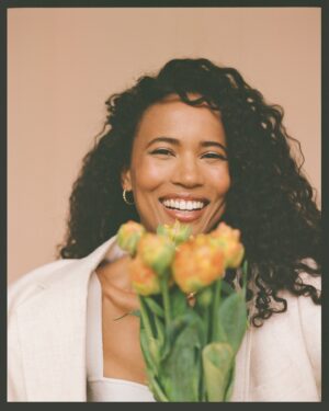 Fola Evans-Akingbola Instagram - FN ZINE 01 💐☀️🎨

Thank you @femalenarratives for including me in your first issue! 

Photography: @stephaniesiansmith 
Makeup: @lucindaworth_makeup 
Styling: @hmtydm 
Editors: @franzi_klein @tamburic