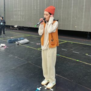 Fran Chen Instagram - 彩排！小小的我，大大的舞台。
看著照片，突然覺得我好像童話故事裡，半夜會跑出來偷偷幫老鞋匠做鞋子的小矮人～（那個童話故事到底叫什麼名字我一直想不起來，有人知道嗎？）（老鞋匠與小矮人？）🤭

今晚擔任【回到那一天】開場嘉賓！謝謝五月天！🫶🏻💜🤍🤎

#五月天 #mayday
#五月天5525回到那一天
#五月天25週年巡迴演唱會