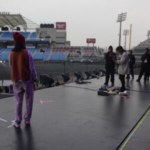 Fran Chen Instagram - 彩排！小小的我，大大的舞台。
看著照片，突然覺得我好像童話故事裡，半夜會跑出來偷偷幫老鞋匠做鞋子的小矮人～（那個童話故事到底叫什麼名字我一直想不起來，有人知道嗎？）（老鞋匠與小矮人？）🤭

今晚擔任【回到那一天】開場嘉賓！謝謝五月天！🫶🏻💜🤍🤎

#五月天 #mayday
#五月天5525回到那一天
#五月天25週年巡迴演唱會