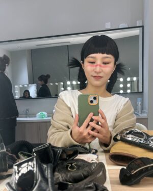 Fran Chen Instagram - #成功之路搖滾歌劇 上海站落幕！！！
最後一場的謝幕，伍佰引用劇裡的台詞「相信我的，我就給他未來的樣子；不相信我的，我就是騙子」作結，說完伍佰式帥氣轉身離場，帥爆！當場聽見真的是內心澎湃不已啊我。

第一晚鬧騰的退票事件，在慌張不安中雖然穩穩地演完唱完，但個人內心的processing 如常的慢，一直以為自己沒事，直到第二晚上台前一分鐘，才發現自己原來無比害怕、恐懼舞台，於是雙手打顫、連歌聲都在顫抖。表現得不好，心裏滿是歉疚，一下台就忍不住淚崩醜哭，（好啦也強烈懷疑是因為下台獲得太多擁抱才害我哭慘🤭）

Anyway，覺悟了，我沒有自己想像中的堅強！進一步地認識自己也不錯。

並且真的很榮幸可以和伍佰老師一起嘗試新事物、跟隨老師以不同的方式、媒材來表達創作，我想創作人就是要一直衝破極限與框架，那是一件很something、很搖滾精神的事！
也很感謝成功之路 @the_spacebomb 所有演員和各組工作團隊的努力和照顧～你們都在發光！🫶🏻🫶🏻🫶🏻

然後謝謝前兩任壞阿狸看到新聞第一時間就傳訊息來關懷，愛妳們！💜🤎🤍卡菈 @carlacacalala 小斯Sandra @sandralalala0302 （雖然當時我還在怔忡呆掉的狀態很慢回應凹嗚～）
圖六是妝髮組送的孤挺花，後來每個花苞都開了，很美；收到的當時我們開玩笑說，孤挺花好適合我喔！「孤獨地逞強著」嘛！

拖了好幾天才發文，看看我反應有奪慢！🤷🏻‍♀️
下週南京站！！！我們準備好了！