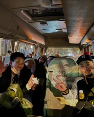 Fran Chen Instagram - #成功之路搖滾歌劇 上海站落幕！！！
最後一場的謝幕，伍佰引用劇裡的台詞「相信我的，我就給他未來的樣子；不相信我的，我就是騙子」作結，說完伍佰式帥氣轉身離場，帥爆！當場聽見真的是內心澎湃不已啊我。

第一晚鬧騰的退票事件，在慌張不安中雖然穩穩地演完唱完，但個人內心的processing 如常的慢，一直以為自己沒事，直到第二晚上台前一分鐘，才發現自己原來無比害怕、恐懼舞台，於是雙手打顫、連歌聲都在顫抖。表現得不好，心裏滿是歉疚，一下台就忍不住淚崩醜哭，（好啦也強烈懷疑是因為下台獲得太多擁抱才害我哭慘🤭）

Anyway，覺悟了，我沒有自己想像中的堅強！進一步地認識自己也不錯。

並且真的很榮幸可以和伍佰老師一起嘗試新事物、跟隨老師以不同的方式、媒材來表達創作，我想創作人就是要一直衝破極限與框架，那是一件很something、很搖滾精神的事！
也很感謝成功之路 @the_spacebomb 所有演員和各組工作團隊的努力和照顧～你們都在發光！🫶🏻🫶🏻🫶🏻

然後謝謝前兩任壞阿狸看到新聞第一時間就傳訊息來關懷，愛妳們！💜🤎🤍卡菈 @carlacacalala 小斯Sandra @sandralalala0302 （雖然當時我還在怔忡呆掉的狀態很慢回應凹嗚～）
圖六是妝髮組送的孤挺花，後來每個花苞都開了，很美；收到的當時我們開玩笑說，孤挺花好適合我喔！「孤獨地逞強著」嘛！

拖了好幾天才發文，看看我反應有奪慢！🤷🏻‍♀️
下週南京站！！！我們準備好了！
