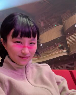Fran Chen Instagram - #成功之路搖滾歌劇 上海站落幕！！！
最後一場的謝幕，伍佰引用劇裡的台詞「相信我的，我就給他未來的樣子；不相信我的，我就是騙子」作結，說完伍佰式帥氣轉身離場，帥爆！當場聽見真的是內心澎湃不已啊我。

第一晚鬧騰的退票事件，在慌張不安中雖然穩穩地演完唱完，但個人內心的processing 如常的慢，一直以為自己沒事，直到第二晚上台前一分鐘，才發現自己原來無比害怕、恐懼舞台，於是雙手打顫、連歌聲都在顫抖。表現得不好，心裏滿是歉疚，一下台就忍不住淚崩醜哭，（好啦也強烈懷疑是因為下台獲得太多擁抱才害我哭慘🤭）

Anyway，覺悟了，我沒有自己想像中的堅強！進一步地認識自己也不錯。

並且真的很榮幸可以和伍佰老師一起嘗試新事物、跟隨老師以不同的方式、媒材來表達創作，我想創作人就是要一直衝破極限與框架，那是一件很something、很搖滾精神的事！
也很感謝成功之路 @the_spacebomb 所有演員和各組工作團隊的努力和照顧～你們都在發光！🫶🏻🫶🏻🫶🏻

然後謝謝前兩任壞阿狸看到新聞第一時間就傳訊息來關懷，愛妳們！💜🤎🤍卡菈 @carlacacalala 小斯Sandra @sandralalala0302 （雖然當時我還在怔忡呆掉的狀態很慢回應凹嗚～）
圖六是妝髮組送的孤挺花，後來每個花苞都開了，很美；收到的當時我們開玩笑說，孤挺花好適合我喔！「孤獨地逞強著」嘛！

拖了好幾天才發文，看看我反應有奪慢！🤷🏻‍♀️
下週南京站！！！我們準備好了！