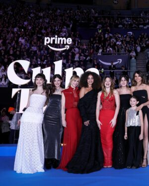 Gabriela Andrada Instagram - Anoche ✨💫 
Me hace muy feliz reencontrarme con todos vosotros, tanto el elenco como el super equipo de @primevideoes. Trabajar con vosotros ha sido un sueño. Gracias @mercedesronn por esta historia que hace soñar a miles de fans en el mundo entero y gracias a vosotros que me acogéis como parte de ella. El 27 de diciembre será vuestra. #culpatuya 

Team: 
@naogayoso 
@capelliercapellier 
@chanelofficial 
@primevideo