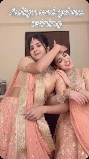 Garima Jain Instagram - Twining 💃🏻👯‍♀️
.
.
.
.
.
#garimajain #twinning #dance #gehna #gehnazaveryazanjeer #dangaltv #dangaltvchannel #aaokabhihavelipe #dancereels #divyapatil #friends
