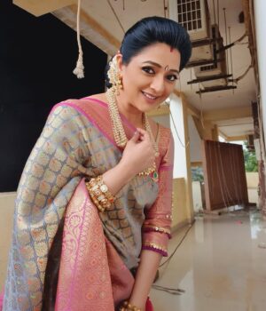 Gayatri Jayaraman Instagram - All set for shoot today in EVP Film CIty! Aadukalam ...coming soon on Sun tv!
Saree & Blouse: @nalinam_boutique