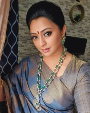 Gayatri Jayaraman Instagram - On the sets of Thangamagal after a long time! When you teach yourself to make your own jewellery and get ro wear it for shoot its an awesome feeling. Wearing the first necklace I made myself!!