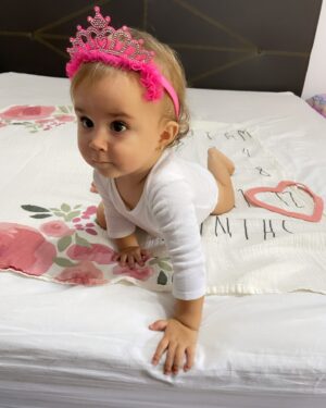 Gioia Arismendi Instagram - 30.10.2024 💝 Gala 💎 Isabella 🪷 Felices 12 Meses de Vida 💕 de Amor ♥️ de aprendizajes y crecimientos a tu lado Reina 👑 de nuestras vidas!!! 
.
Feliz Cumple Vida 1 🎂 Amor de nuestras vidas, fuiste ese deseo del espíritu de la Navidad de tu hermana #StellaVera que te visualizo, eres mi maga 🧙‍♀️ mi hechicera 🔮 mi Miss Sonrisa 😃, simpática, alegre, maravillosa, vas a mil, así como llegaste!!!
.
Te Amamos Reyna Gracias Gala, Galita, Galush, Galaxia 🌌 conformas nuestro Universo donde nuestra Stella nos ilumina e irradia su infinita luz, para que llegaras tú a potenciar esta energía infinita y universal, ustedes mis amores, mis vidas, mis maestras, Gracias por elegirme como su madre Semillas Estelares!!! 
🧿🪬⭐️♥️
.
La vida me sonríe, me bendice, soy muy afortunada de caminar este camino, en este plano acompañada de estas almas tan nobles, llenas de fuerza, pasión, dulzura, ternura ellas #GalaIsabella y #StellaVera, mis 2 hijas, despiertan en mí todo lo que es SER MADRE les agradezco infinito ♾️ todo, por que conforman mi #EspacioMadre en su totalidad y me convirtieron en ser totalmente nuevo que descubro cada día a cada segundo como #gioiamom #gioiamoms #mamitabella 🫶❤️👑⭐️💎🪷 son mi vida entera, mi amor incondicional, las fuerzas y las ganas!!! 🥰😘😍
.
Gracias Gracias Gracias 🙌🏻👐🙏 porque #yosignifico #iamenough #yosoy #soham #iam Gioia Arismendi en Abundancia y Prosperidad rodeada de Éxito y Amor! Amén!!! 💟🕉☮️⚛️
.
Nuestra familia está completa y amamos amarlas con todo ❤️ sus padres @martino_dangelo y @gioiaarismendi hacen este paseo lleno de alegrías, aventuras, aprendizajes y crecimientos minuto a minuto Gracias Gracias Gracias 👐🙌🏻🙏
.
Siempre en el único e infinito camino #amormotordelmundo 
#gioiaarismendi 
#bambolabygioia 
#gioiamom #gioiamoms 
#gioiarte 
#gioiainfinita❤️ 
#CumpleMes12 #CumpleVida1 #Felicidades #Celebracion #Hijas #Hermanas #Madre #mamá #Agradecidas #Gracias #GraciasDios