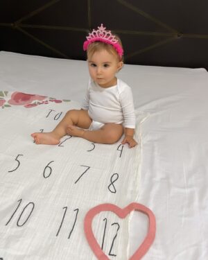 Gioia Arismendi Instagram - 30.10.2024 💝 Gala 💎 Isabella 🪷 Felices 12 Meses de Vida 💕 de Amor ♥️ de aprendizajes y crecimientos a tu lado Reina 👑 de nuestras vidas!!! 
.
Feliz Cumple Vida 1 🎂 Amor de nuestras vidas, fuiste ese deseo del espíritu de la Navidad de tu hermana #StellaVera que te visualizo, eres mi maga 🧙‍♀️ mi hechicera 🔮 mi Miss Sonrisa 😃, simpática, alegre, maravillosa, vas a mil, así como llegaste!!!
.
Te Amamos Reyna Gracias Gala, Galita, Galush, Galaxia 🌌 conformas nuestro Universo donde nuestra Stella nos ilumina e irradia su infinita luz, para que llegaras tú a potenciar esta energía infinita y universal, ustedes mis amores, mis vidas, mis maestras, Gracias por elegirme como su madre Semillas Estelares!!! 
🧿🪬⭐️♥️
.
La vida me sonríe, me bendice, soy muy afortunada de caminar este camino, en este plano acompañada de estas almas tan nobles, llenas de fuerza, pasión, dulzura, ternura ellas #GalaIsabella y #StellaVera, mis 2 hijas, despiertan en mí todo lo que es SER MADRE les agradezco infinito ♾️ todo, por que conforman mi #EspacioMadre en su totalidad y me convirtieron en ser totalmente nuevo que descubro cada día a cada segundo como #gioiamom #gioiamoms #mamitabella 🫶❤️👑⭐️💎🪷 son mi vida entera, mi amor incondicional, las fuerzas y las ganas!!! 🥰😘😍
.
Gracias Gracias Gracias 🙌🏻👐🙏 porque #yosignifico #iamenough #yosoy #soham #iam Gioia Arismendi en Abundancia y Prosperidad rodeada de Éxito y Amor! Amén!!! 💟🕉☮️⚛️
.
Nuestra familia está completa y amamos amarlas con todo ❤️ sus padres @martino_dangelo y @gioiaarismendi hacen este paseo lleno de alegrías, aventuras, aprendizajes y crecimientos minuto a minuto Gracias Gracias Gracias 👐🙌🏻🙏
.
Siempre en el único e infinito camino #amormotordelmundo 
#gioiaarismendi 
#bambolabygioia 
#gioiamom #gioiamoms 
#gioiarte 
#gioiainfinita❤️ 
#CumpleMes12 #CumpleVida1 #Felicidades #Celebracion #Hijas #Hermanas #Madre #mamá #Agradecidas #Gracias #GraciasDios