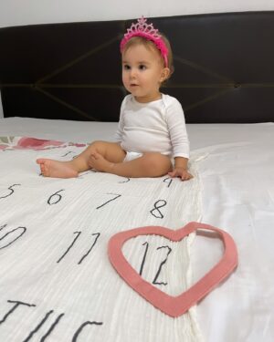 Gioia Arismendi Instagram - 30.10.2024 💝 Gala 💎 Isabella 🪷 Felices 12 Meses de Vida 💕 de Amor ♥️ de aprendizajes y crecimientos a tu lado Reina 👑 de nuestras vidas!!! 
.
Feliz Cumple Vida 1 🎂 Amor de nuestras vidas, fuiste ese deseo del espíritu de la Navidad de tu hermana #StellaVera que te visualizo, eres mi maga 🧙‍♀️ mi hechicera 🔮 mi Miss Sonrisa 😃, simpática, alegre, maravillosa, vas a mil, así como llegaste!!!
.
Te Amamos Reyna Gracias Gala, Galita, Galush, Galaxia 🌌 conformas nuestro Universo donde nuestra Stella nos ilumina e irradia su infinita luz, para que llegaras tú a potenciar esta energía infinita y universal, ustedes mis amores, mis vidas, mis maestras, Gracias por elegirme como su madre Semillas Estelares!!! 
🧿🪬⭐️♥️
.
La vida me sonríe, me bendice, soy muy afortunada de caminar este camino, en este plano acompañada de estas almas tan nobles, llenas de fuerza, pasión, dulzura, ternura ellas #GalaIsabella y #StellaVera, mis 2 hijas, despiertan en mí todo lo que es SER MADRE les agradezco infinito ♾️ todo, por que conforman mi #EspacioMadre en su totalidad y me convirtieron en ser totalmente nuevo que descubro cada día a cada segundo como #gioiamom #gioiamoms #mamitabella 🫶❤️👑⭐️💎🪷 son mi vida entera, mi amor incondicional, las fuerzas y las ganas!!! 🥰😘😍
.
Gracias Gracias Gracias 🙌🏻👐🙏 porque #yosignifico #iamenough #yosoy #soham #iam Gioia Arismendi en Abundancia y Prosperidad rodeada de Éxito y Amor! Amén!!! 💟🕉☮️⚛️
.
Nuestra familia está completa y amamos amarlas con todo ❤️ sus padres @martino_dangelo y @gioiaarismendi hacen este paseo lleno de alegrías, aventuras, aprendizajes y crecimientos minuto a minuto Gracias Gracias Gracias 👐🙌🏻🙏
.
Siempre en el único e infinito camino #amormotordelmundo 
#gioiaarismendi 
#bambolabygioia 
#gioiamom #gioiamoms 
#gioiarte 
#gioiainfinita❤️ 
#CumpleMes12 #CumpleVida1 #Felicidades #Celebracion #Hijas #Hermanas #Madre #mamá #Agradecidas #Gracias #GraciasDios