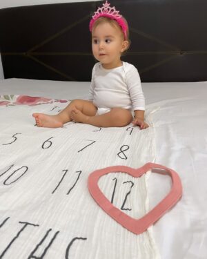 Gioia Arismendi Instagram - 30.10.2024 💝 Gala 💎 Isabella 🪷 Felices 12 Meses de Vida 💕 de Amor ♥️ de aprendizajes y crecimientos a tu lado Reina 👑 de nuestras vidas!!! 
.
Feliz Cumple Vida 1 🎂 Amor de nuestras vidas, fuiste ese deseo del espíritu de la Navidad de tu hermana #StellaVera que te visualizo, eres mi maga 🧙‍♀️ mi hechicera 🔮 mi Miss Sonrisa 😃, simpática, alegre, maravillosa, vas a mil, así como llegaste!!!
.
Te Amamos Reyna Gracias Gala, Galita, Galush, Galaxia 🌌 conformas nuestro Universo donde nuestra Stella nos ilumina e irradia su infinita luz, para que llegaras tú a potenciar esta energía infinita y universal, ustedes mis amores, mis vidas, mis maestras, Gracias por elegirme como su madre Semillas Estelares!!! 
🧿🪬⭐️♥️
.
La vida me sonríe, me bendice, soy muy afortunada de caminar este camino, en este plano acompañada de estas almas tan nobles, llenas de fuerza, pasión, dulzura, ternura ellas #GalaIsabella y #StellaVera, mis 2 hijas, despiertan en mí todo lo que es SER MADRE les agradezco infinito ♾️ todo, por que conforman mi #EspacioMadre en su totalidad y me convirtieron en ser totalmente nuevo que descubro cada día a cada segundo como #gioiamom #gioiamoms #mamitabella 🫶❤️👑⭐️💎🪷 son mi vida entera, mi amor incondicional, las fuerzas y las ganas!!! 🥰😘😍
.
Gracias Gracias Gracias 🙌🏻👐🙏 porque #yosignifico #iamenough #yosoy #soham #iam Gioia Arismendi en Abundancia y Prosperidad rodeada de Éxito y Amor! Amén!!! 💟🕉☮️⚛️
.
Nuestra familia está completa y amamos amarlas con todo ❤️ sus padres @martino_dangelo y @gioiaarismendi hacen este paseo lleno de alegrías, aventuras, aprendizajes y crecimientos minuto a minuto Gracias Gracias Gracias 👐🙌🏻🙏
.
Siempre en el único e infinito camino #amormotordelmundo 
#gioiaarismendi 
#bambolabygioia 
#gioiamom #gioiamoms 
#gioiarte 
#gioiainfinita❤️ 
#CumpleMes12 #CumpleVida1 #Felicidades #Celebracion #Hijas #Hermanas #Madre #mamá #Agradecidas #Gracias #GraciasDios