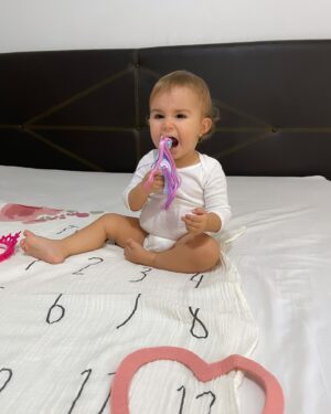 Gioia Arismendi Instagram - 30.10.2024 💝 Gala 💎 Isabella 🪷 Felices 12 Meses de Vida 💕 de Amor ♥️ de aprendizajes y crecimientos a tu lado Reina 👑 de nuestras vidas!!! 
.
Feliz Cumple Vida 1 🎂 Amor de nuestras vidas, fuiste ese deseo del espíritu de la Navidad de tu hermana #StellaVera que te visualizo, eres mi maga 🧙‍♀️ mi hechicera 🔮 mi Miss Sonrisa 😃, simpática, alegre, maravillosa, vas a mil, así como llegaste!!!
.
Te Amamos Reyna Gracias Gala, Galita, Galush, Galaxia 🌌 conformas nuestro Universo donde nuestra Stella nos ilumina e irradia su infinita luz, para que llegaras tú a potenciar esta energía infinita y universal, ustedes mis amores, mis vidas, mis maestras, Gracias por elegirme como su madre Semillas Estelares!!! 
🧿🪬⭐️♥️
.
La vida me sonríe, me bendice, soy muy afortunada de caminar este camino, en este plano acompañada de estas almas tan nobles, llenas de fuerza, pasión, dulzura, ternura ellas #GalaIsabella y #StellaVera, mis 2 hijas, despiertan en mí todo lo que es SER MADRE les agradezco infinito ♾️ todo, por que conforman mi #EspacioMadre en su totalidad y me convirtieron en ser totalmente nuevo que descubro cada día a cada segundo como #gioiamom #gioiamoms #mamitabella 🫶❤️👑⭐️💎🪷 son mi vida entera, mi amor incondicional, las fuerzas y las ganas!!! 🥰😘😍
.
Gracias Gracias Gracias 🙌🏻👐🙏 porque #yosignifico #iamenough #yosoy #soham #iam Gioia Arismendi en Abundancia y Prosperidad rodeada de Éxito y Amor! Amén!!! 💟🕉☮️⚛️
.
Nuestra familia está completa y amamos amarlas con todo ❤️ sus padres @martino_dangelo y @gioiaarismendi hacen este paseo lleno de alegrías, aventuras, aprendizajes y crecimientos minuto a minuto Gracias Gracias Gracias 👐🙌🏻🙏
.
Siempre en el único e infinito camino #amormotordelmundo 
#gioiaarismendi 
#bambolabygioia 
#gioiamom #gioiamoms 
#gioiarte 
#gioiainfinita❤️ 
#CumpleMes12 #CumpleVida1 #Felicidades #Celebracion #Hijas #Hermanas #Madre #mamá #Agradecidas #Gracias #GraciasDios