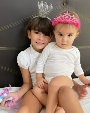 Gioia Arismendi Instagram - 30.10.2024 💝 Gala 💎 Isabella 🪷 Felices 12 Meses de Vida 💕 de Amor ♥️ de aprendizajes y crecimientos a tu lado Reina 👑 de nuestras vidas!!! 
.
Feliz Cumple Vida 1 🎂 Amor de nuestras vidas, fuiste ese deseo del espíritu de la Navidad de tu hermana #StellaVera que te visualizo, eres mi maga 🧙‍♀️ mi hechicera 🔮 mi Miss Sonrisa 😃, simpática, alegre, maravillosa, vas a mil, así como llegaste!!!
.
Te Amamos Reyna Gracias Gala, Galita, Galush, Galaxia 🌌 conformas nuestro Universo donde nuestra Stella nos ilumina e irradia su infinita luz, para que llegaras tú a potenciar esta energía infinita y universal, ustedes mis amores, mis vidas, mis maestras, Gracias por elegirme como su madre Semillas Estelares!!! 
🧿🪬⭐️♥️
.
La vida me sonríe, me bendice, soy muy afortunada de caminar este camino, en este plano acompañada de estas almas tan nobles, llenas de fuerza, pasión, dulzura, ternura ellas #GalaIsabella y #StellaVera, mis 2 hijas, despiertan en mí todo lo que es SER MADRE les agradezco infinito ♾️ todo, por que conforman mi #EspacioMadre en su totalidad y me convirtieron en ser totalmente nuevo que descubro cada día a cada segundo como #gioiamom #gioiamoms #mamitabella 🫶❤️👑⭐️💎🪷 son mi vida entera, mi amor incondicional, las fuerzas y las ganas!!! 🥰😘😍
.
Gracias Gracias Gracias 🙌🏻👐🙏 porque #yosignifico #iamenough #yosoy #soham #iam Gioia Arismendi en Abundancia y Prosperidad rodeada de Éxito y Amor! Amén!!! 💟🕉☮️⚛️
.
Nuestra familia está completa y amamos amarlas con todo ❤️ sus padres @martino_dangelo y @gioiaarismendi hacen este paseo lleno de alegrías, aventuras, aprendizajes y crecimientos minuto a minuto Gracias Gracias Gracias 👐🙌🏻🙏
.
Siempre en el único e infinito camino #amormotordelmundo 
#gioiaarismendi 
#bambolabygioia 
#gioiamom #gioiamoms 
#gioiarte 
#gioiainfinita❤️ 
#CumpleMes12 #CumpleVida1 #Felicidades #Celebracion #Hijas #Hermanas #Madre #mamá #Agradecidas #Gracias #GraciasDios
