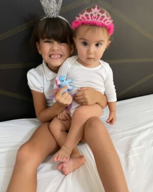 Gioia Arismendi Instagram - 30.10.2024 💝 Gala 💎 Isabella 🪷 Felices 12 Meses de Vida 💕 de Amor ♥️ de aprendizajes y crecimientos a tu lado Reina 👑 de nuestras vidas!!! 
.
Feliz Cumple Vida 1 🎂 Amor de nuestras vidas, fuiste ese deseo del espíritu de la Navidad de tu hermana #StellaVera que te visualizo, eres mi maga 🧙‍♀️ mi hechicera 🔮 mi Miss Sonrisa 😃, simpática, alegre, maravillosa, vas a mil, así como llegaste!!!
.
Te Amamos Reyna Gracias Gala, Galita, Galush, Galaxia 🌌 conformas nuestro Universo donde nuestra Stella nos ilumina e irradia su infinita luz, para que llegaras tú a potenciar esta energía infinita y universal, ustedes mis amores, mis vidas, mis maestras, Gracias por elegirme como su madre Semillas Estelares!!! 
🧿🪬⭐️♥️
.
La vida me sonríe, me bendice, soy muy afortunada de caminar este camino, en este plano acompañada de estas almas tan nobles, llenas de fuerza, pasión, dulzura, ternura ellas #GalaIsabella y #StellaVera, mis 2 hijas, despiertan en mí todo lo que es SER MADRE les agradezco infinito ♾️ todo, por que conforman mi #EspacioMadre en su totalidad y me convirtieron en ser totalmente nuevo que descubro cada día a cada segundo como #gioiamom #gioiamoms #mamitabella 🫶❤️👑⭐️💎🪷 son mi vida entera, mi amor incondicional, las fuerzas y las ganas!!! 🥰😘😍
.
Gracias Gracias Gracias 🙌🏻👐🙏 porque #yosignifico #iamenough #yosoy #soham #iam Gioia Arismendi en Abundancia y Prosperidad rodeada de Éxito y Amor! Amén!!! 💟🕉☮️⚛️
.
Nuestra familia está completa y amamos amarlas con todo ❤️ sus padres @martino_dangelo y @gioiaarismendi hacen este paseo lleno de alegrías, aventuras, aprendizajes y crecimientos minuto a minuto Gracias Gracias Gracias 👐🙌🏻🙏
.
Siempre en el único e infinito camino #amormotordelmundo 
#gioiaarismendi 
#bambolabygioia 
#gioiamom #gioiamoms 
#gioiarte 
#gioiainfinita❤️ 
#CumpleMes12 #CumpleVida1 #Felicidades #Celebracion #Hijas #Hermanas #Madre #mamá #Agradecidas #Gracias #GraciasDios
