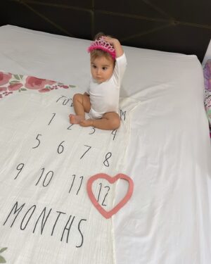 Gioia Arismendi Instagram - 30.10.2024 💝 Gala 💎 Isabella 🪷 Felices 12 Meses de Vida 💕 de Amor ♥️ de aprendizajes y crecimientos a tu lado Reina 👑 de nuestras vidas!!! 
.
Feliz Cumple Vida 1 🎂 Amor de nuestras vidas, fuiste ese deseo del espíritu de la Navidad de tu hermana #StellaVera que te visualizo, eres mi maga 🧙‍♀️ mi hechicera 🔮 mi Miss Sonrisa 😃, simpática, alegre, maravillosa, vas a mil, así como llegaste!!!
.
Te Amamos Reyna Gracias Gala, Galita, Galush, Galaxia 🌌 conformas nuestro Universo donde nuestra Stella nos ilumina e irradia su infinita luz, para que llegaras tú a potenciar esta energía infinita y universal, ustedes mis amores, mis vidas, mis maestras, Gracias por elegirme como su madre Semillas Estelares!!! 
🧿🪬⭐️♥️
.
La vida me sonríe, me bendice, soy muy afortunada de caminar este camino, en este plano acompañada de estas almas tan nobles, llenas de fuerza, pasión, dulzura, ternura ellas #GalaIsabella y #StellaVera, mis 2 hijas, despiertan en mí todo lo que es SER MADRE les agradezco infinito ♾️ todo, por que conforman mi #EspacioMadre en su totalidad y me convirtieron en ser totalmente nuevo que descubro cada día a cada segundo como #gioiamom #gioiamoms #mamitabella 🫶❤️👑⭐️💎🪷 son mi vida entera, mi amor incondicional, las fuerzas y las ganas!!! 🥰😘😍
.
Gracias Gracias Gracias 🙌🏻👐🙏 porque #yosignifico #iamenough #yosoy #soham #iam Gioia Arismendi en Abundancia y Prosperidad rodeada de Éxito y Amor! Amén!!! 💟🕉☮️⚛️
.
Nuestra familia está completa y amamos amarlas con todo ❤️ sus padres @martino_dangelo y @gioiaarismendi hacen este paseo lleno de alegrías, aventuras, aprendizajes y crecimientos minuto a minuto Gracias Gracias Gracias 👐🙌🏻🙏
.
Siempre en el único e infinito camino #amormotordelmundo 
#gioiaarismendi 
#bambolabygioia 
#gioiamom #gioiamoms 
#gioiarte 
#gioiainfinita❤️ 
#CumpleMes12 #CumpleVida1 #Felicidades #Celebracion #Hijas #Hermanas #Madre #mamá #Agradecidas #Gracias #GraciasDios