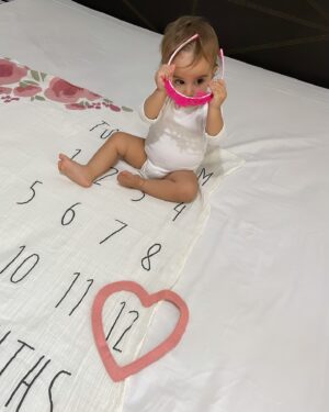 Gioia Arismendi Instagram - 30.10.2024 💝 Gala 💎 Isabella 🪷 Felices 12 Meses de Vida 💕 de Amor ♥️ de aprendizajes y crecimientos a tu lado Reina 👑 de nuestras vidas!!! 
.
Feliz Cumple Vida 1 🎂 Amor de nuestras vidas, fuiste ese deseo del espíritu de la Navidad de tu hermana #StellaVera que te visualizo, eres mi maga 🧙‍♀️ mi hechicera 🔮 mi Miss Sonrisa 😃, simpática, alegre, maravillosa, vas a mil, así como llegaste!!!
.
Te Amamos Reyna Gracias Gala, Galita, Galush, Galaxia 🌌 conformas nuestro Universo donde nuestra Stella nos ilumina e irradia su infinita luz, para que llegaras tú a potenciar esta energía infinita y universal, ustedes mis amores, mis vidas, mis maestras, Gracias por elegirme como su madre Semillas Estelares!!! 
🧿🪬⭐️♥️
.
La vida me sonríe, me bendice, soy muy afortunada de caminar este camino, en este plano acompañada de estas almas tan nobles, llenas de fuerza, pasión, dulzura, ternura ellas #GalaIsabella y #StellaVera, mis 2 hijas, despiertan en mí todo lo que es SER MADRE les agradezco infinito ♾️ todo, por que conforman mi #EspacioMadre en su totalidad y me convirtieron en ser totalmente nuevo que descubro cada día a cada segundo como #gioiamom #gioiamoms #mamitabella 🫶❤️👑⭐️💎🪷 son mi vida entera, mi amor incondicional, las fuerzas y las ganas!!! 🥰😘😍
.
Gracias Gracias Gracias 🙌🏻👐🙏 porque #yosignifico #iamenough #yosoy #soham #iam Gioia Arismendi en Abundancia y Prosperidad rodeada de Éxito y Amor! Amén!!! 💟🕉☮️⚛️
.
Nuestra familia está completa y amamos amarlas con todo ❤️ sus padres @martino_dangelo y @gioiaarismendi hacen este paseo lleno de alegrías, aventuras, aprendizajes y crecimientos minuto a minuto Gracias Gracias Gracias 👐🙌🏻🙏
.
Siempre en el único e infinito camino #amormotordelmundo 
#gioiaarismendi 
#bambolabygioia 
#gioiamom #gioiamoms 
#gioiarte 
#gioiainfinita❤️ 
#CumpleMes12 #CumpleVida1 #Felicidades #Celebracion #Hijas #Hermanas #Madre #mamá #Agradecidas #Gracias #GraciasDios