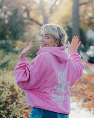Gisa Zach Instagram - Wie war euer Start in die Woche ? 

Habt ihr eure Nase schon in die Sonne gehalten ? 
☀️🍁🍂☀️

#herbstsonne #cosyoutfit #love #peace #happiness 
Pics by lovely @frau.aermel 
Cosy hoodie and super comfortable jacket by @rockonandnamaste 💞Anzeige wegen Verlinkung und Namensnennung