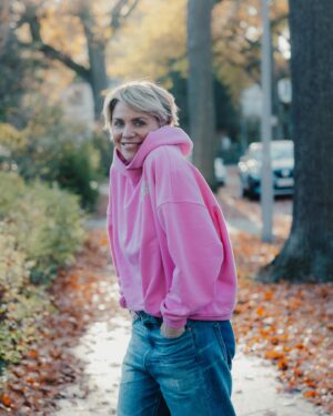 Gisa Zach Instagram - Wie war euer Start in die Woche ? 

Habt ihr eure Nase schon in die Sonne gehalten ? 
☀️🍁🍂☀️

#herbstsonne #cosyoutfit #love #peace #happiness 
Pics by lovely @frau.aermel 
Cosy hoodie and super comfortable jacket by @rockonandnamaste 💞Anzeige wegen Verlinkung und Namensnennung