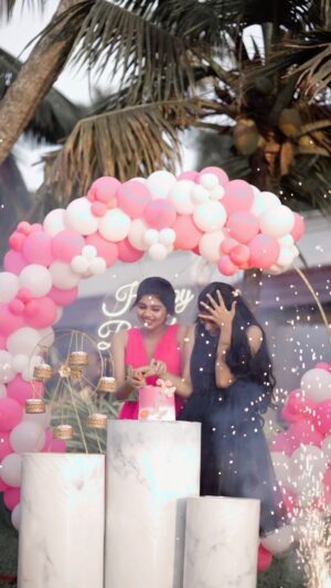 Gouri Gadhuzz Instagram - Blooper one😂💗 #birthdayshoot

Event & decor: @bluewings_event ✨
