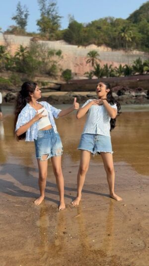 Gouri Gadhuzz Instagram - Something😂 #quickone 

#goabeach  #nivy  #nivyynivedya