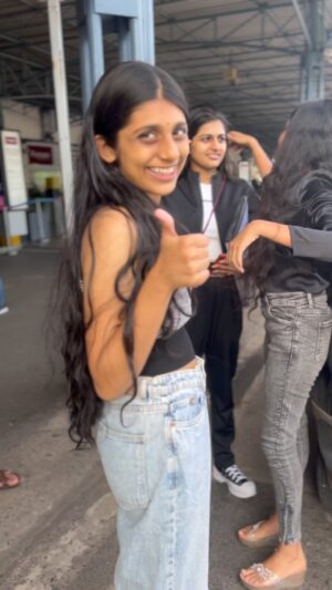 Gouri Gadhuzz Instagram - Cmnt ur annoying frnd😹#sisterlove 

#nivyynivedya