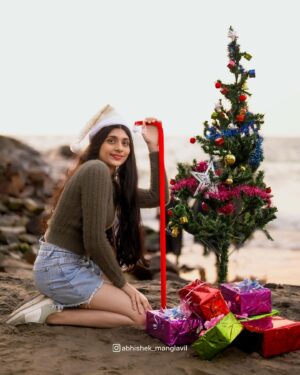 Gouri Gadhuzz Instagram - Merry xmas🧑‍🎄🫶🏻
📸: @abhishek_manglavil ✨