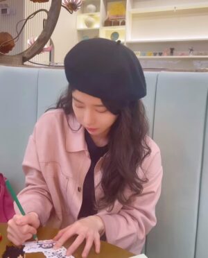 Ha Da-in Instagram - ✈️singapore... atom🎁💌
🙏🏻