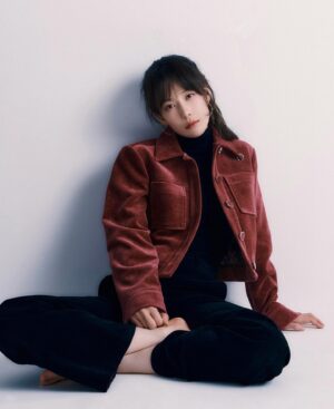 Ha Da-in Instagram - CHAEnewyork @chae_newyork 
#채뉴욕 

photographer_ 이나일
make-up_ 김보라 
hair_ 김재하 
stylist_ 탄은지
fashionfilm director_ 양현우 
gaffer_ 최범석(fashionfilm), 박영민(photo)
brand_ 채뉴욕 유채윤, 이마리