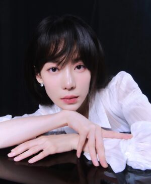 Ha Da-in Instagram - CHAEnewyork @chae_newyork 
#채뉴욕 

photographer_ 이나일
make-up_ 김보라 
hair_ 김재하 
stylist_ 탄은지
fashionfilm director_ 양현우 
gaffer_ 최범석(fashionfilm), 박영민(photo)
brand_ 채뉴욕 유채윤, 이마리