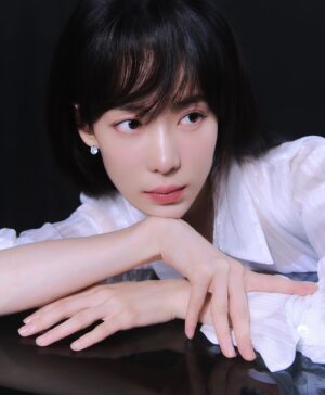 Ha Da-in Instagram - CHAEnewyork @chae_newyork 
#채뉴욕 

photographer_ 이나일
make-up_ 김보라 
hair_ 김재하 
stylist_ 탄은지
fashionfilm director_ 양현우 
gaffer_ 최범석(fashionfilm), 박영민(photo)
brand_ 채뉴욕 유채윤, 이마리