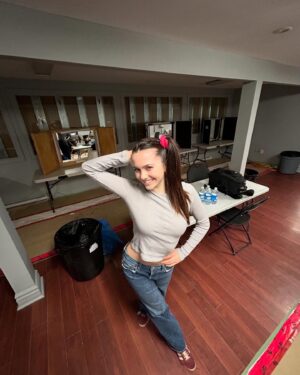 Hannah Cheramy Instagram - Julie’s stoner era/80’s era/ cold era and some more BTS including a few of the tiktoks I force my friends to do with me 

Episode 5 streaming now on @mgmplus