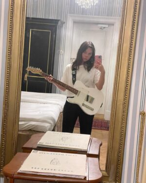 Hedda Stiernstedt Instagram - Just a sad girl and her guitar när jag repade i taxin i trappen i hissen i hallen (i torpet) förra året och sen en liten bonus när jag spelade för @victorleksell och han var superimponerad! jo! Nova och Alice med mig och @asplundjosefin på bio fortfarande!