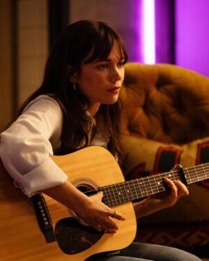 Hedda Stiernstedt Instagram - Just a sad girl and her guitar när jag repade i taxin i trappen i hissen i hallen (i torpet) förra året och sen en liten bonus när jag spelade för @victorleksell och han var superimponerad! jo! Nova och Alice med mig och @asplundjosefin på bio fortfarande!