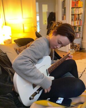 Hedda Stiernstedt Instagram - Just a sad girl and her guitar när jag repade i taxin i trappen i hissen i hallen (i torpet) förra året och sen en liten bonus när jag spelade för @victorleksell och han var superimponerad! jo! Nova och Alice med mig och @asplundjosefin på bio fortfarande!