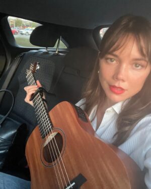 Hedda Stiernstedt Instagram - Just a sad girl and her guitar när jag repade i taxin i trappen i hissen i hallen (i torpet) förra året och sen en liten bonus när jag spelade för @victorleksell och han var superimponerad! jo! Nova och Alice med mig och @asplundjosefin på bio fortfarande!