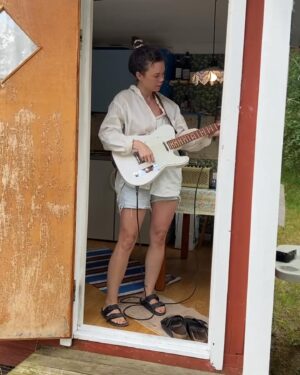 Hedda Stiernstedt Instagram - Just a sad girl and her guitar när jag repade i taxin i trappen i hissen i hallen (i torpet) förra året och sen en liten bonus när jag spelade för @victorleksell och han var superimponerad! jo! Nova och Alice med mig och @asplundjosefin på bio fortfarande!