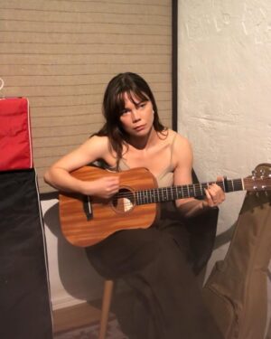 Hedda Stiernstedt Instagram - Just a sad girl and her guitar när jag repade i taxin i trappen i hissen i hallen (i torpet) förra året och sen en liten bonus när jag spelade för @victorleksell och han var superimponerad! jo! Nova och Alice med mig och @asplundjosefin på bio fortfarande!