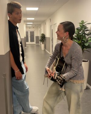 Hedda Stiernstedt Instagram - Just a sad girl and her guitar när jag repade i taxin i trappen i hissen i hallen (i torpet) förra året och sen en liten bonus när jag spelade för @victorleksell och han var superimponerad! jo! Nova och Alice med mig och @asplundjosefin på bio fortfarande!
