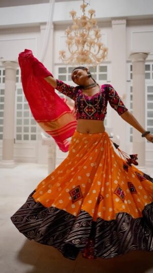 Hemanshii Ruparel Instagram - Hun toh leriyu re oddine 💖🌼

#leheriya #bandhanidupatta #bandhani #chaniyacholi #chaniyacholicollection #love #ghagracholi #colourful #modelshoot #navratrispecial #navratricollection #navratrichaniyacholi #2024trends #trending #trendingaudio #textiles