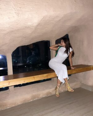 Hemanshii Ruparel Instagram - ⏳🤍🥂

#whitedress #photooftheweek #lacedress #instadaily #curvygirl #curvesgotright #hourglass #caves #bodyfit #exploretocreate #fypinstagram