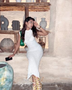 Hemanshii Ruparel Instagram - ⏳🤍🥂

#whitedress #photooftheweek #lacedress #instadaily #curvygirl #curvesgotright #hourglass #caves #bodyfit #exploretocreate #fypinstagram