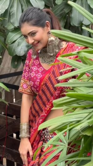 Hemanshii Ruparel Instagram - Nahi chalse toh pan chalavu padse 🌺🤭

Blouse @mannslegacy 
Patola @patolaby_jp_valera 
Jewellery @khyanavintagejewellery 

#reelsvideo #reelsinstagram #gujaratishayari #gujarati #contentcreator #actor_jg #indianwear #ethniccollection #ethnicfashion #afghanijewellery #silverjewellery #tereliye #hairideas #reelsindia #gujjugram