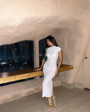 Hemanshii Ruparel Instagram - ⏳🤍🥂

#whitedress #photooftheweek #lacedress #instadaily #curvygirl #curvesgotright #hourglass #caves #bodyfit #exploretocreate #fypinstagram