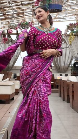 Hemanshii Ruparel Instagram - Patola 🌸♥️
Blouse @mannslegacy 
Patola saree @patola_by_sensation 
Jewellery @soulsisters_jewellery1210 
Make up @natashaatilwani_makeup 
Location @truetrammtrunk 

#patolasarees #patola #sareelove #sareefashion #sareecollection #gujaratiwedding #gujaratisong #lovestory #heritage #indianwedding #indianwear #sareestyle #blousedesign #handembroidery #handwoven