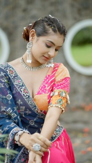 Hemanshii Ruparel Instagram - Sachi vaat che k nai ? Bolo 🙈

@designervelly @rinalpatelmakeup.nailartist 

#navratrispecial #navratricollection #navratrireels #chaniyacholi #chaniyacholicollection #garbanight #garba #dance #viralreels #trendingsongs #audiobook #ethinicwear #tomorrowland #garbaqueen #blousedesigns #indianfashion #look #garbaseason #gujjumemes #gujjusunburn