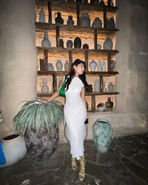 Hemanshii Ruparel Instagram - ⏳🤍🥂

#whitedress #photooftheweek #lacedress #instadaily #curvygirl #curvesgotright #hourglass #caves #bodyfit #exploretocreate #fypinstagram