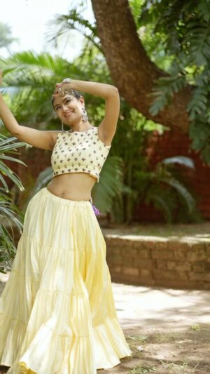Hemanshii Ruparel Instagram - #navsari #nadiad #chaniyacholi #chaniyacholicollection #garbalover #garbanight #garbadance #reelsinstagram #reelsviral #ethnicfashion #ethicalfashion #indianwear #festivalseason #navratrispecial #desingerwear #collection #outdoorshoot #shootlife