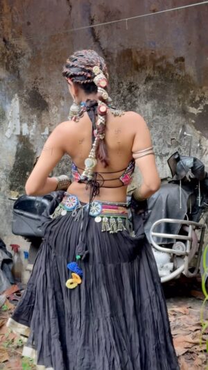Hemanshii Ruparel Instagram - 💣 One of my favourite looks 💣

#navratri #garbalover #fusion #ethnicwear #banjaran #kaftan #rowdybaby #outdoors #outfits #navratrispecial #chaniyacholicollection #chaniyacholi #blackculture #blacklove #backless #hairfashion #hairstylist #tutorial #makeuplooks #wakeupandmakeup #moderndesign #ghagracholi #hairdo #lookbook #garbaqueen #dance #nostalgia #bollywoodsongs #trendingsongs #reelsinstagram