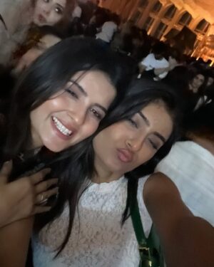 Hemanshii Ruparel Instagram - ⏳🤍🥂

#whitedress #photooftheweek #lacedress #instadaily #curvygirl #curvesgotright #hourglass #caves #bodyfit #exploretocreate #fypinstagram