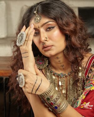 Hemanshii Ruparel Instagram - This has been the most favourite look of all time 
@mannslegacy 
@culture_signature_jalpathakkar 
@makeup_by_hetsony 

#navratri #lookoftheday #banjaran #rabari #kachhi #patan #gujjugram #gujjulove #navratrispecial #lookofthenight #messyhair #messywaves #accessories #banjaranecklace #dakla