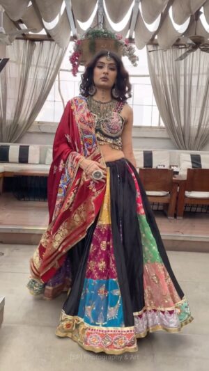 Hemanshii Ruparel Instagram - #navratri #navratrispecial #chaniyacholi #newcollection #indianwear #ethinicwear #banjaran #afghanijewellery #reelsindia #bandishprojekt #dakla #gujaratifolk #garbareels #chaniyacholicollection #shootday #printshoot #catalouge #model #ghagracholi #blousedesigns